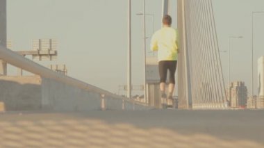 Köprü, kentsel egzersiz eğitim jugging sportif genç adam.