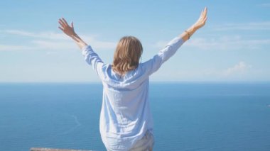 Yükselen elleri vaktinizi seaside adlı kadınla