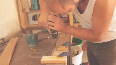 Marangoz delik matkap kullanarak yapma