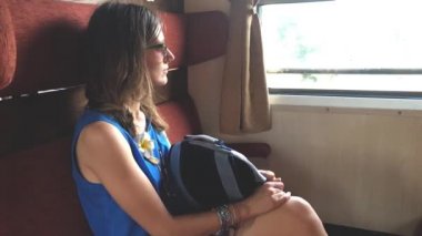 Genç kadın yalnız yaz aylarında sırt çantası taşıyan tren seyahat