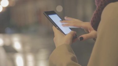 Bulanık şehir özgeçmişlerine Smartphone kullanarak eller