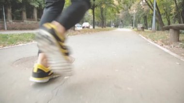 Alt görünümü bir adam parkta koşu