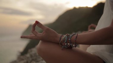 Pratik yoga seaside, Yong kadın