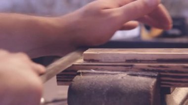 Marangoz ahşap katmanları ile dosya kaldırma