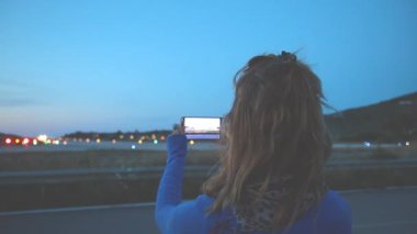 Yapma akşam dışarıda smartphone kullanarak video kadın