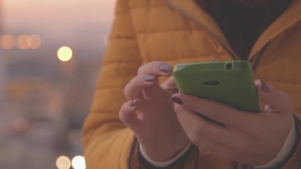 Manos Femeninas Usando Smartphone Sobre Fondo Borroso Ciudad — Vídeos de Stock