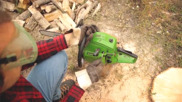 Bûcheron Avec Tronçonneuse Tas Bois Coupé — Video