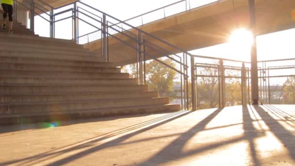 Sportliches Männertraining Jonglieren Mit Der Brücke Urbanes Workout — Stockvideo