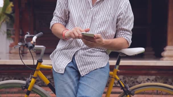 Людина Використовує Мобільний Телефон Саду Велосипедом — стокове відео