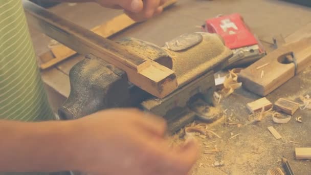 Muž Tesaře Pracujícího Dřevěnými Figurkami Vlastní Kanceláři — Stock video