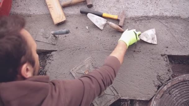 Lavoratore Rendendo Pavimento Cemento — Video Stock