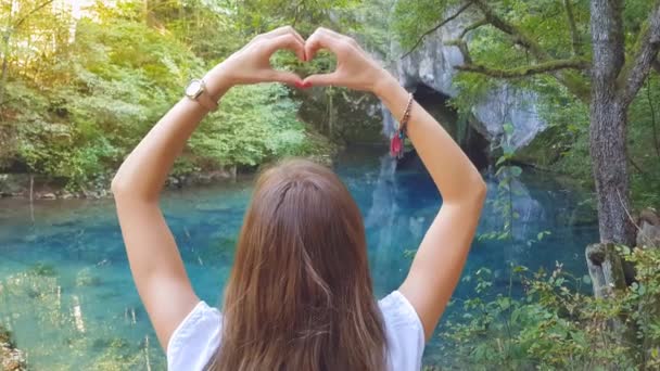 Kobieta Ciesząc Się Czas Staw Lesie Wyświetlono Kształt Serca — Wideo stockowe