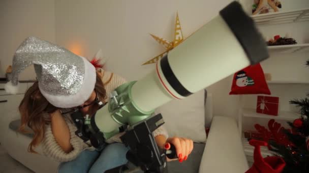 Navidad Alegría Año Nuevo Con Telescopio Astronómico Linda Chica — Vídeo de stock