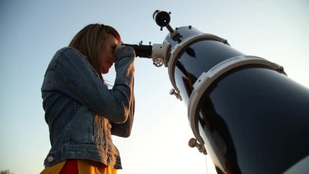 Unga Kvinna Som Tittar Astronomiskt Teleskop Sky Kväll — Stockvideo