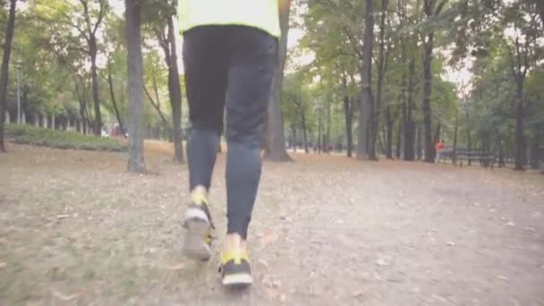 Вид Знизу Людини Біжить Парку — стокове відео