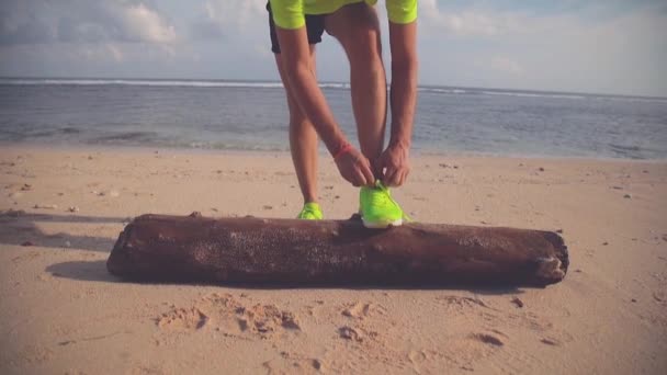 Hombre Zapatillas Cordones Playa Durante Carrera — Vídeo de stock