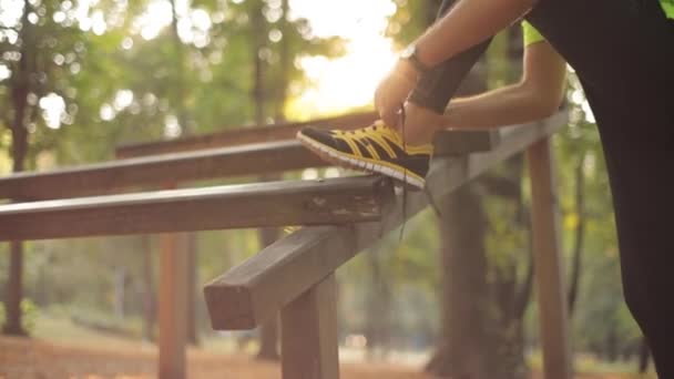 Uomo Sportivo Allacciatura Lacci Delle Scarpe Nel Parco Durante Allenamento — Video Stock