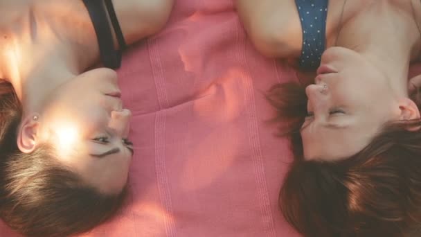 Dos Mujeres Acostadas Sobre Una Manta Rosa Parque — Vídeo de stock