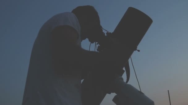 Młodego Człowieka Regulacja Patrząc Przez Teleskop Astronomiczny Godzinach Wieczornych — Wideo stockowe