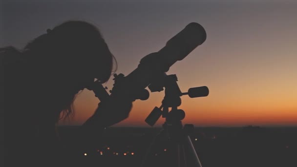 Νεαρή Γυναίκα Ψάχνει Μέσω Αστρονομικό Τηλεσκόπιο Βράδυ — Αρχείο Βίντεο