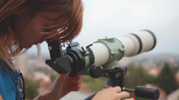 Jeune Femme Utilisant Télescope Extérieur — Video