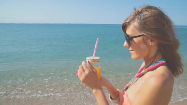 Mujer Joven Bebiendo Jugo Playa — Vídeo de stock