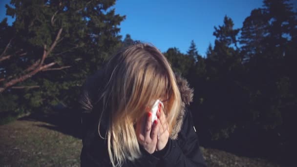 Jeune Femme Dans Les Lunettes Tousser Éternuer Dans Parc — Video