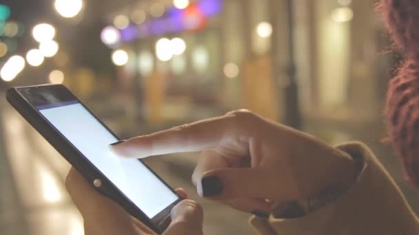 Használ Smartphone Homályos Város Háttérben Bokeh — Stock videók
