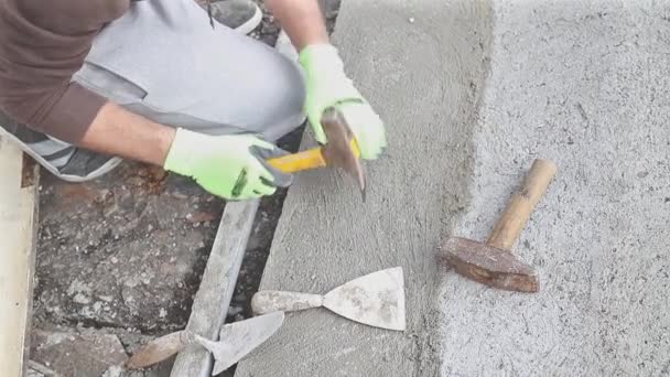 コンクリートの床の男性労働者作ってエッジ — ストック動画