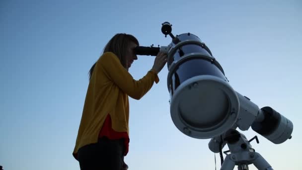 Unga Kvinna Som Tittar Astronomiskt Teleskop Sky Kväll — Stockvideo