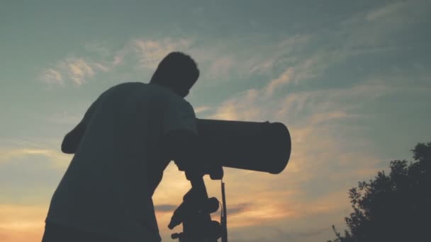 Jonge Man Aan Passen Kijken Door Een Telescoop Avond — Stockvideo