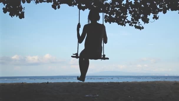 Jovem Mulher Balançando Praia Tropical Arenosa — Vídeo de Stock