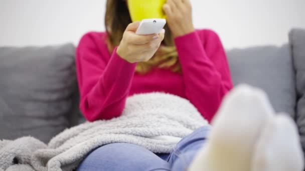 Menina Segurando Remoto Beber Café Chá Sofá — Vídeo de Stock