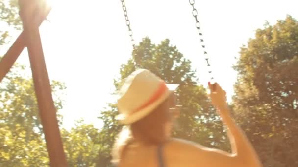 Jeune Femme Chapeau Balançant Dehors — Video