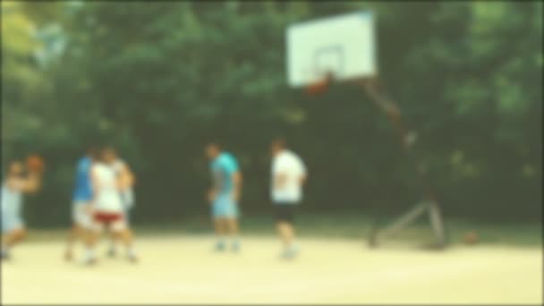 Θολή Προβολή Των Ανδρών Που Παίζει Μπάσκετ Στην Παιδική Χαρά — Αρχείο Βίντεο