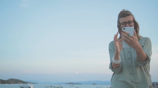 Mujer Bonita Gafas Usando Teléfono Inteligente Playa — Vídeos de Stock