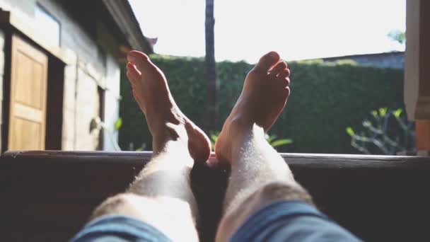 Blick Auf Die Beine Des Mannes Entspannt Auf Dem Sofa — Stockvideo