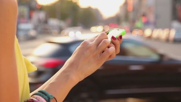 Kvinnliga Händer Med Smartphone Suddig Staden Bakgrund — Stockvideo