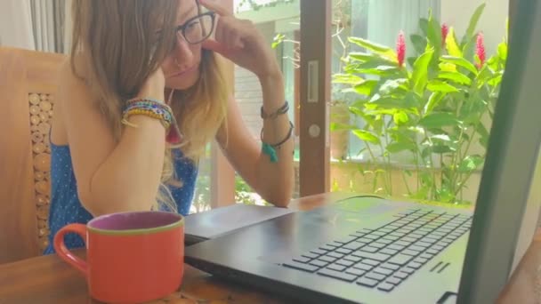 Junge Frau Arbeitet Hause Mit Laptop Und Digitalem Tablet — Stockvideo