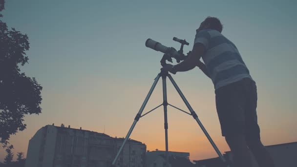 Joven Ajustándose Mirando Través Del Telescopio Astronómico Por Noche — Vídeos de Stock