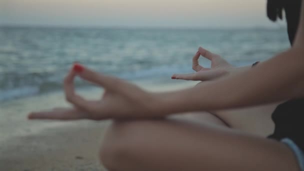 Mujer Yong Practicando Yoga Playa — Vídeos de Stock