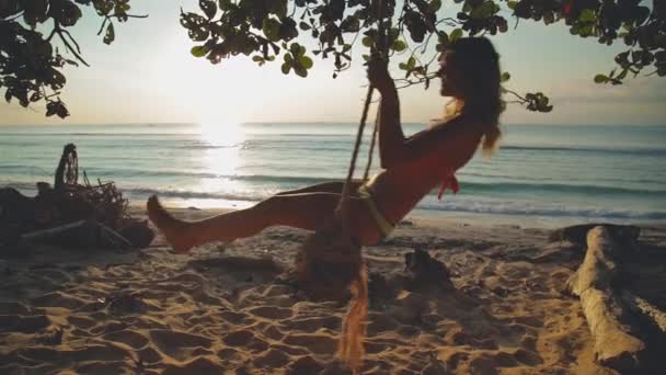 Jovem Mulher Balançando Praia Tropical Arenosa — Vídeo de Stock