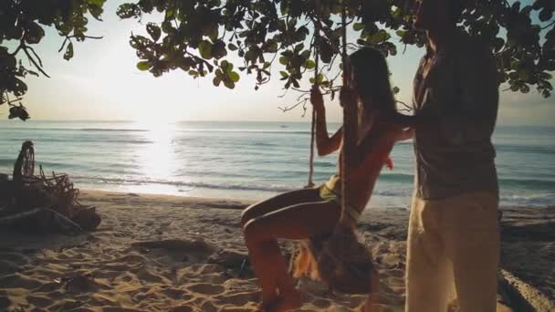 Jovem Mulher Balançando Praia Tropical Arenosa Homem Perto — Vídeo de Stock