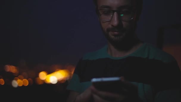 Szakállas Férfi Szemüveg Használ Smartphone Este Városban — Stock videók
