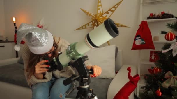 Alegria Natal Ano Novo Com Telescópio Astronomia Menina Bonito — Vídeo de Stock