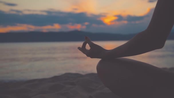 Mujer Yong Practicando Yoga Playa — Vídeos de Stock