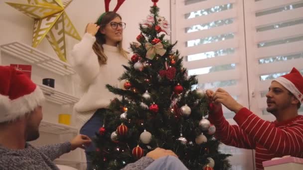 Trois Amis Partageant Des Cadeaux Noël Nouvel — Video