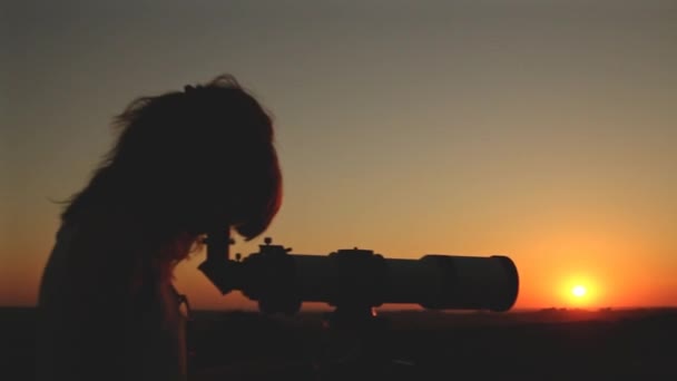 Unga Kvinna Som Tittar Astronomiskt Teleskop Kväll — Stockvideo