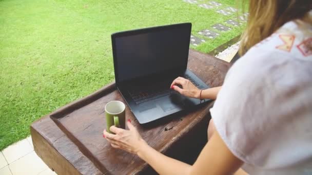 若い女性庭でノート パソコンを使用しての作業 — ストック動画