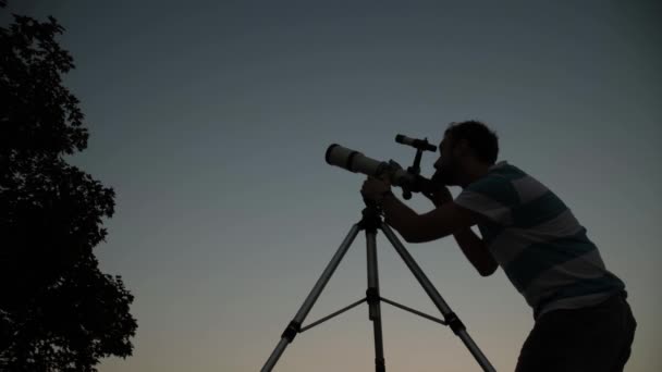 Homem Com Telescópio Apontando Para Céu Estrelado Noite — Vídeo de Stock